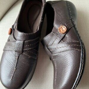 Clarks Ashland size 8M Brown